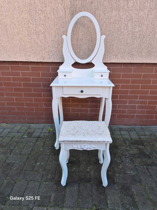 Drewniana toaletka dla dziewczynki