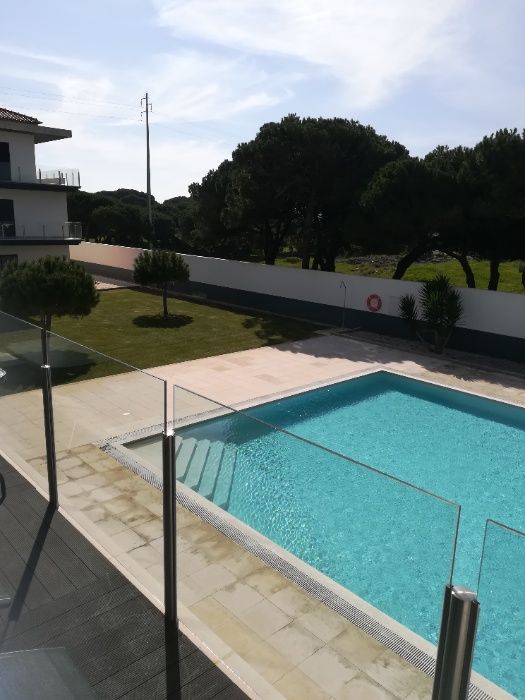 Apart. T1 em condomínio com Jardim e Piscina em S. Martinho Porto