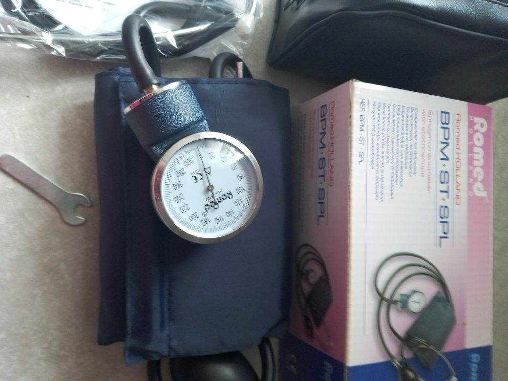 Апарат для вимірювання кров'яного тиску з стетоскопом