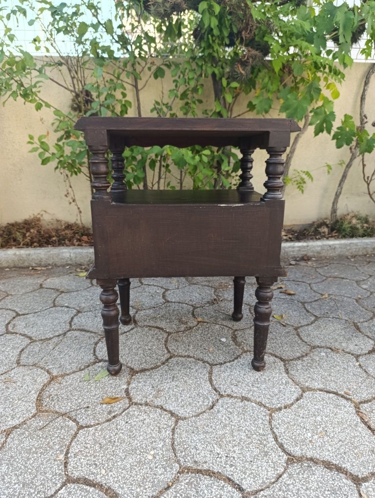 Mesa de cabeceira de madeira trabalhada