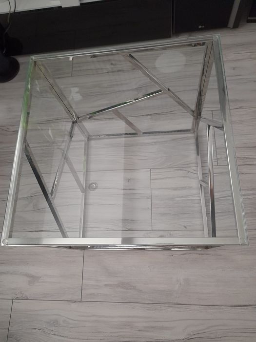 Metalowy stolik kawowy ze szklanym blatem