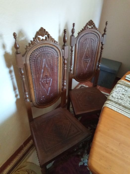 Cadeiras de madeira e couro