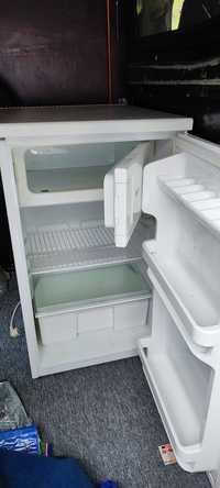 Небольшой холодильник.