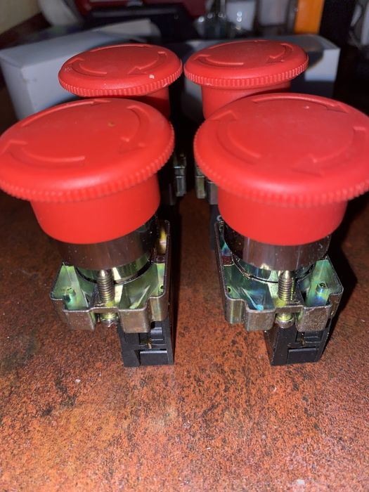 Кнопка стоп , аварийная кнопка .