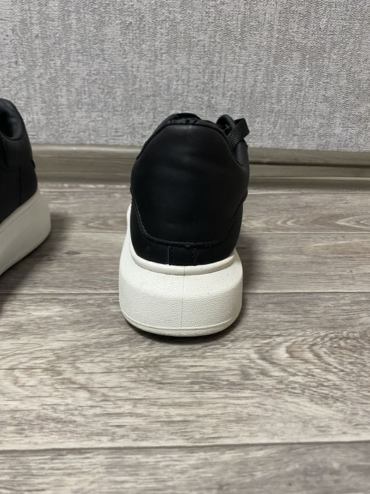 Стильні чорні кросівки на платформі