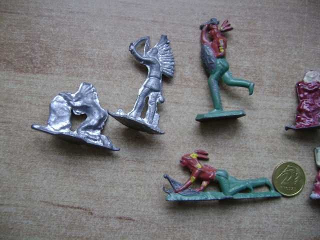 Starocie z PRL - Stare zabawki = Zestaw 8 ołowianych żołnierzyków