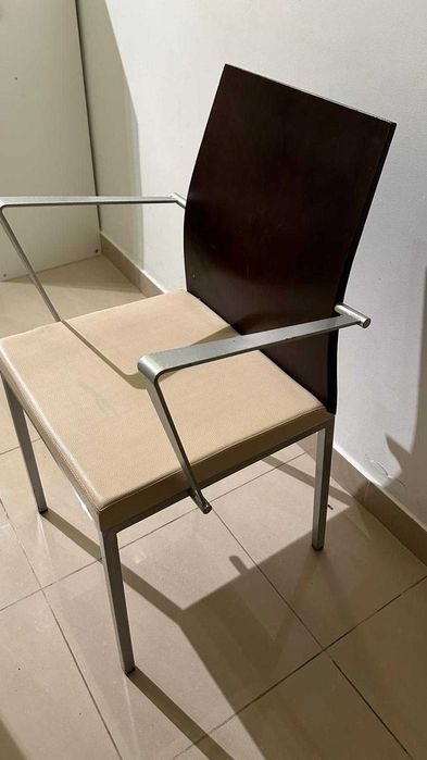 5 Cadeiras com braços Madeira castanha escura, cinza e bege