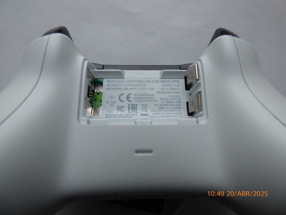 Comando Xbox One S;AVARIA;Liga,botão LT não funciona.Peças;Ler anuncio