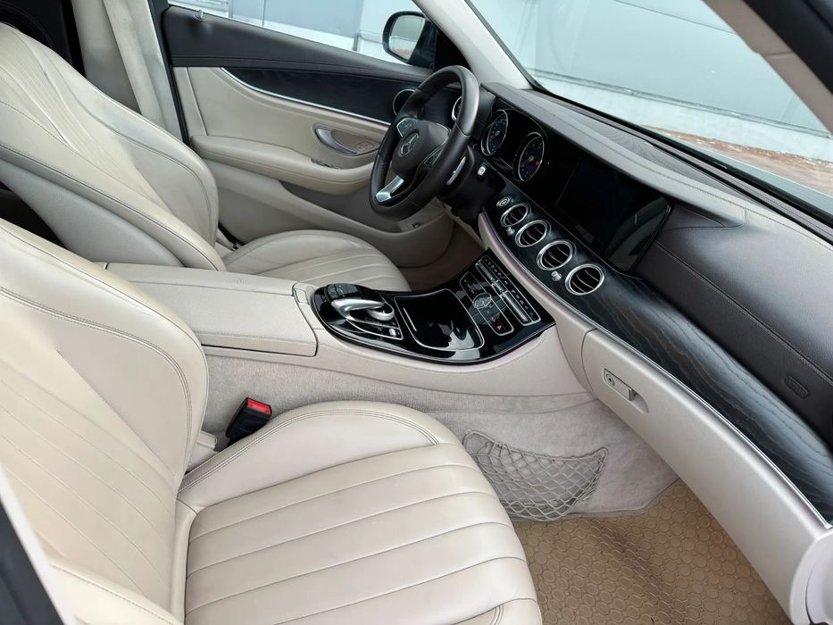 Mercedes-Benz Klasa E Mercedes-Benz E 220d | Pakiet AMG i Bogate Wyposażenie!