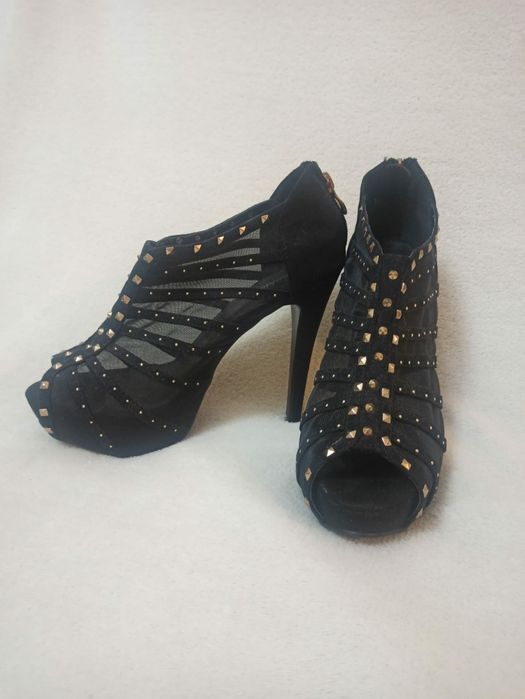 Sapatos pretos compensados