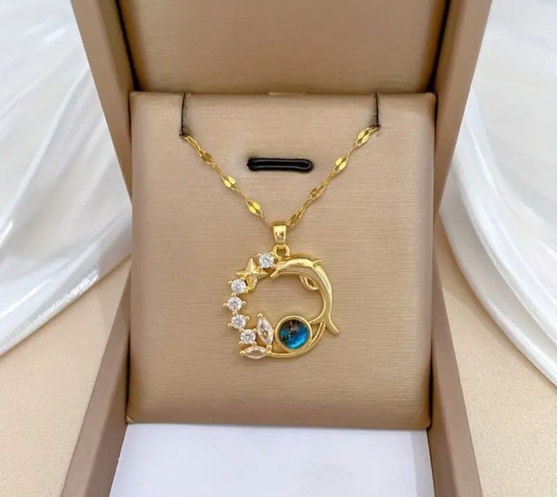 Złoty wisiorek z delfinem i gwiazdkami