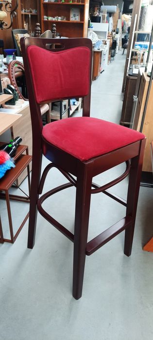 Masywne drewniane krzesła barowe-hokery