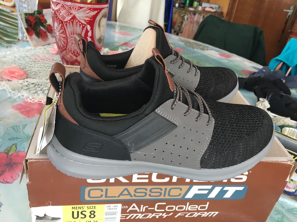 Продам мужские кроссовки Skechers