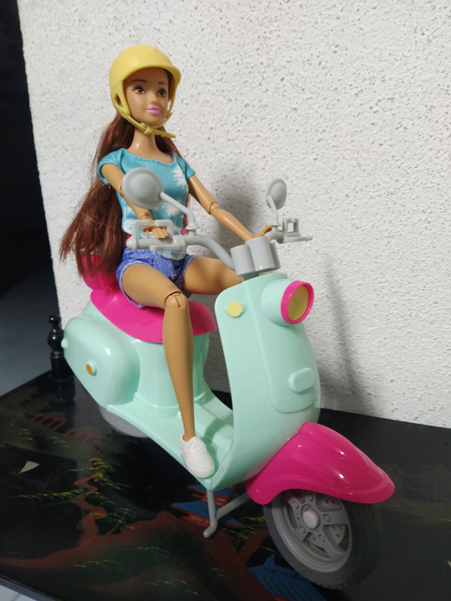 Barbie em Moto Scooter - RESERVADA