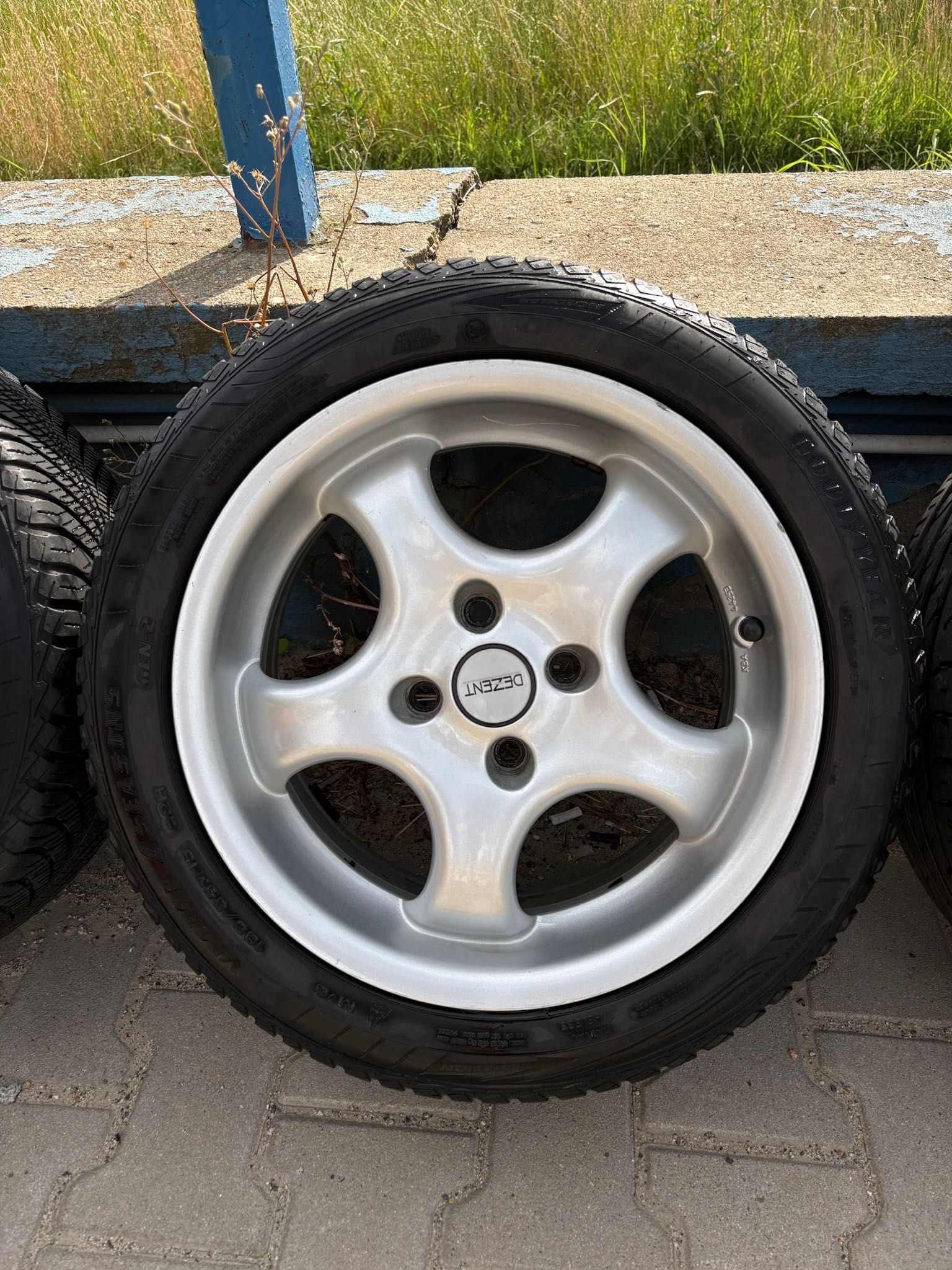 Felgi aluminiowe 195/50r15 Dezent 15 4x100 56,1mm letnie Honda Mazda
