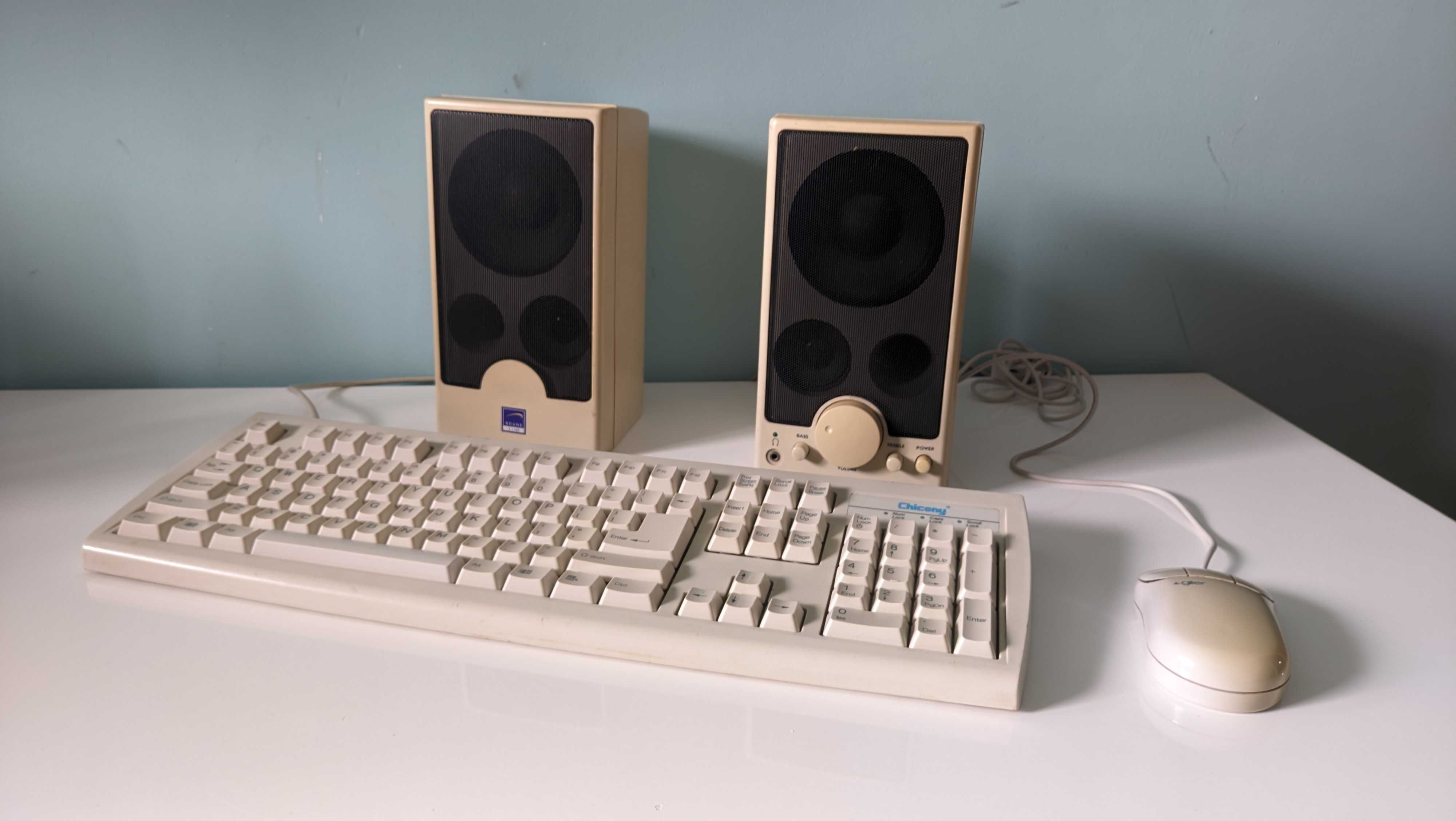 Retro komputer - jednostka+monitor CRT+klawiatura+mysz+głośniki