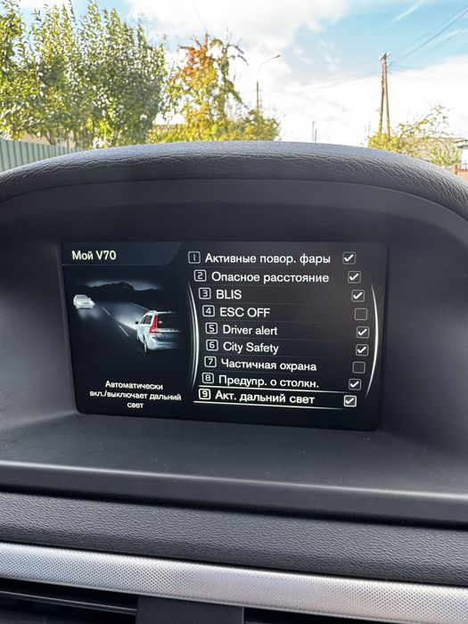 Автомобіль сірий Volvo V70
