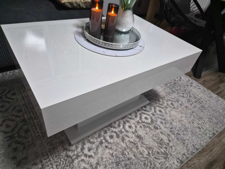 Zestaw bialych stolików