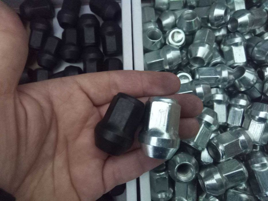 Итальянские гайки для оригинальных и неоригинальных дисков