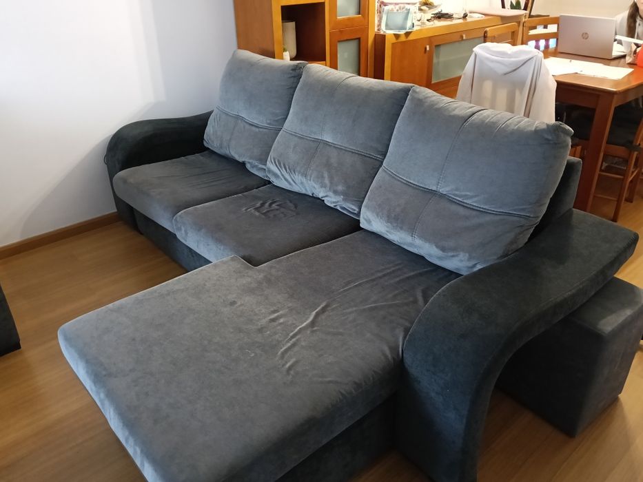 Dois sofás com chaise longue e quatro puffs