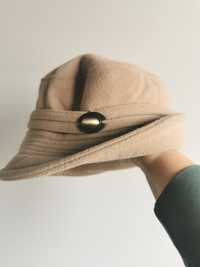 Beżowy ciepły kapelusz z oczkiem