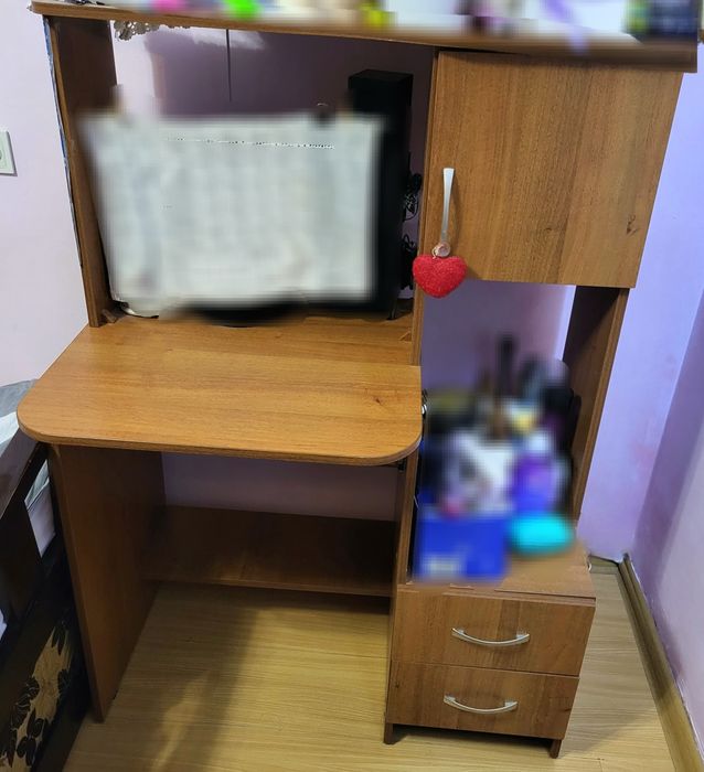 Комп'ютерний стіл / письмовий стіл