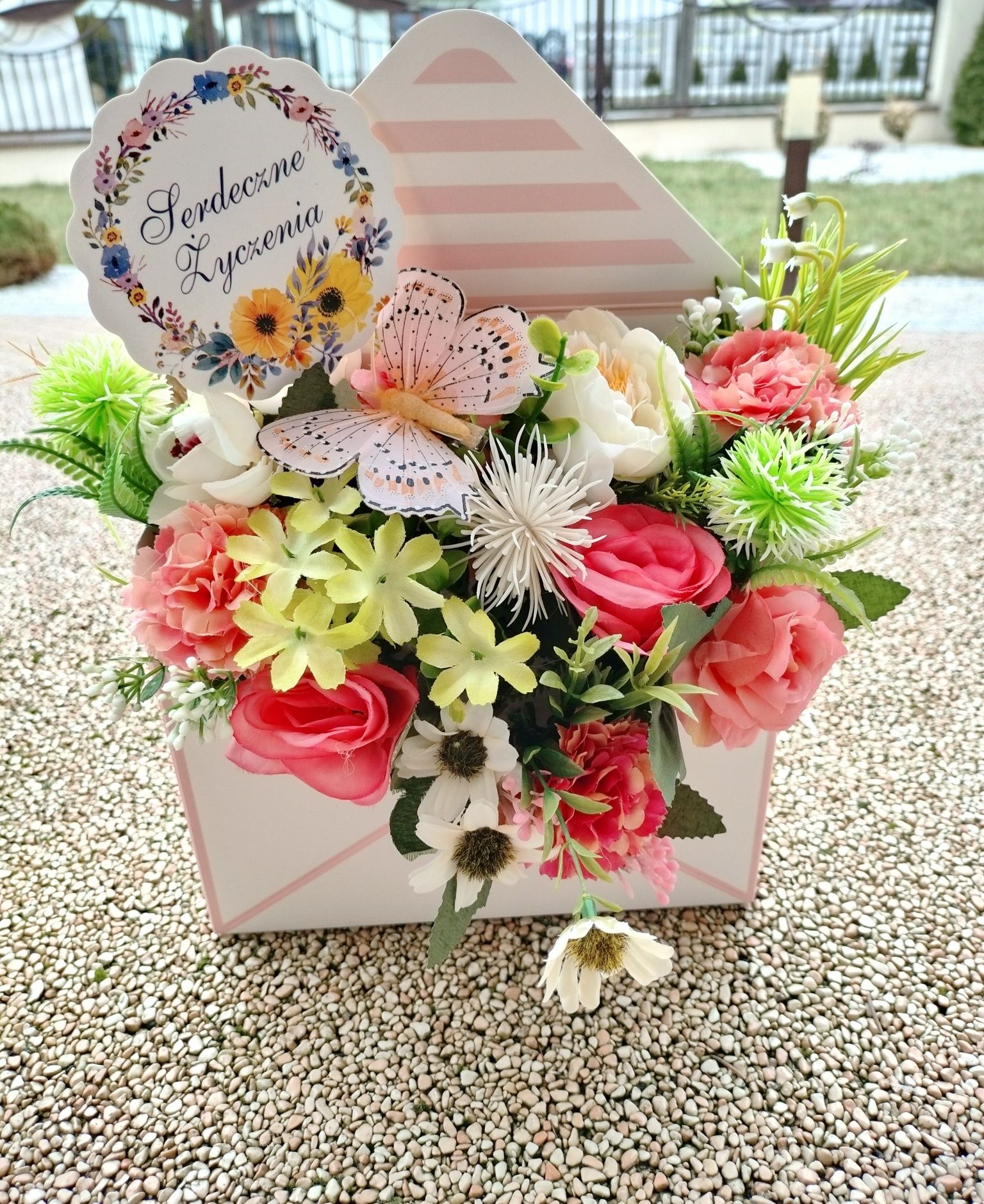 Flower box z kwiatami prezent