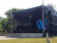 Scena z dachem o wymiarach 15,42×12,85m z kraty 65/40