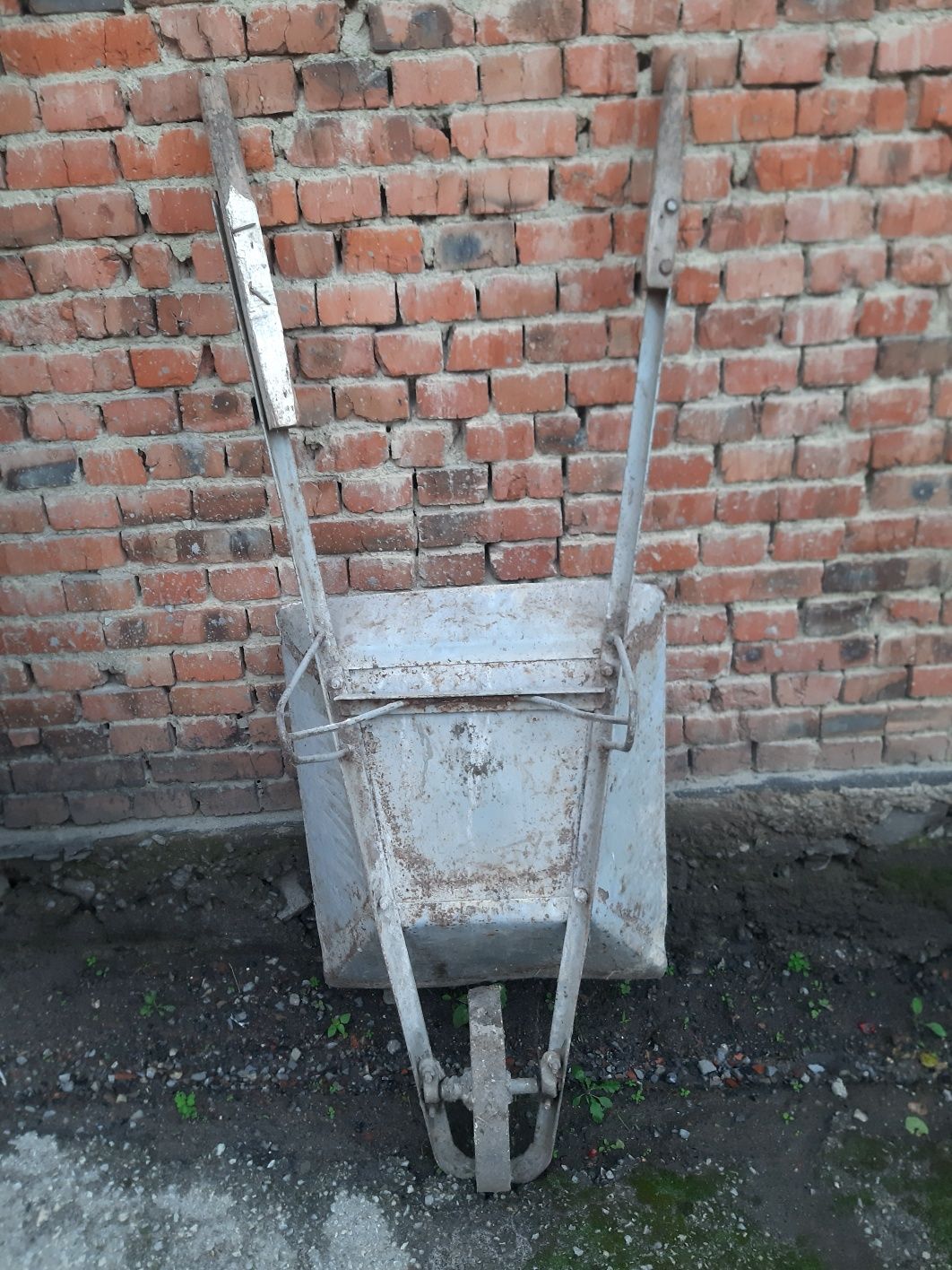 Продам садову будівельну тачку з металевим колесом.
