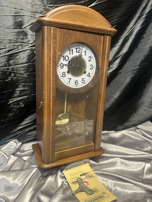 Zegar ścienny Metro – w drewnianej oprawie, z wahadłem