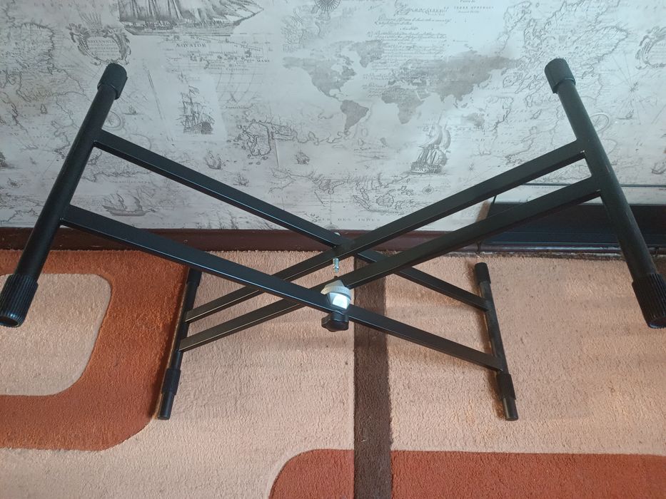 Стійка для клавішних інструментів