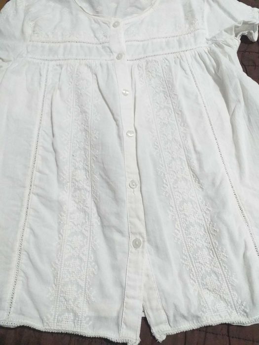 Blusinha Branca  com bordados e mangas curtas da ZARA GIRLS 7-8 anos