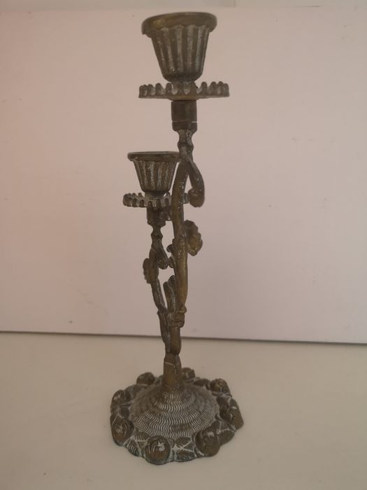 Metalowy świecznik z kwiatowym motywem