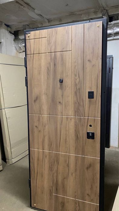 Двері вхідні в квартиру броньовані з монтажем