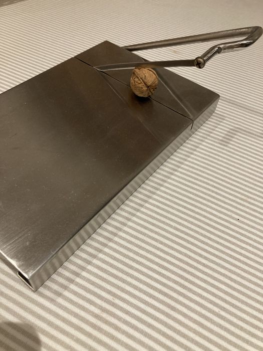 Tabua de queijo em inox com corte basculante