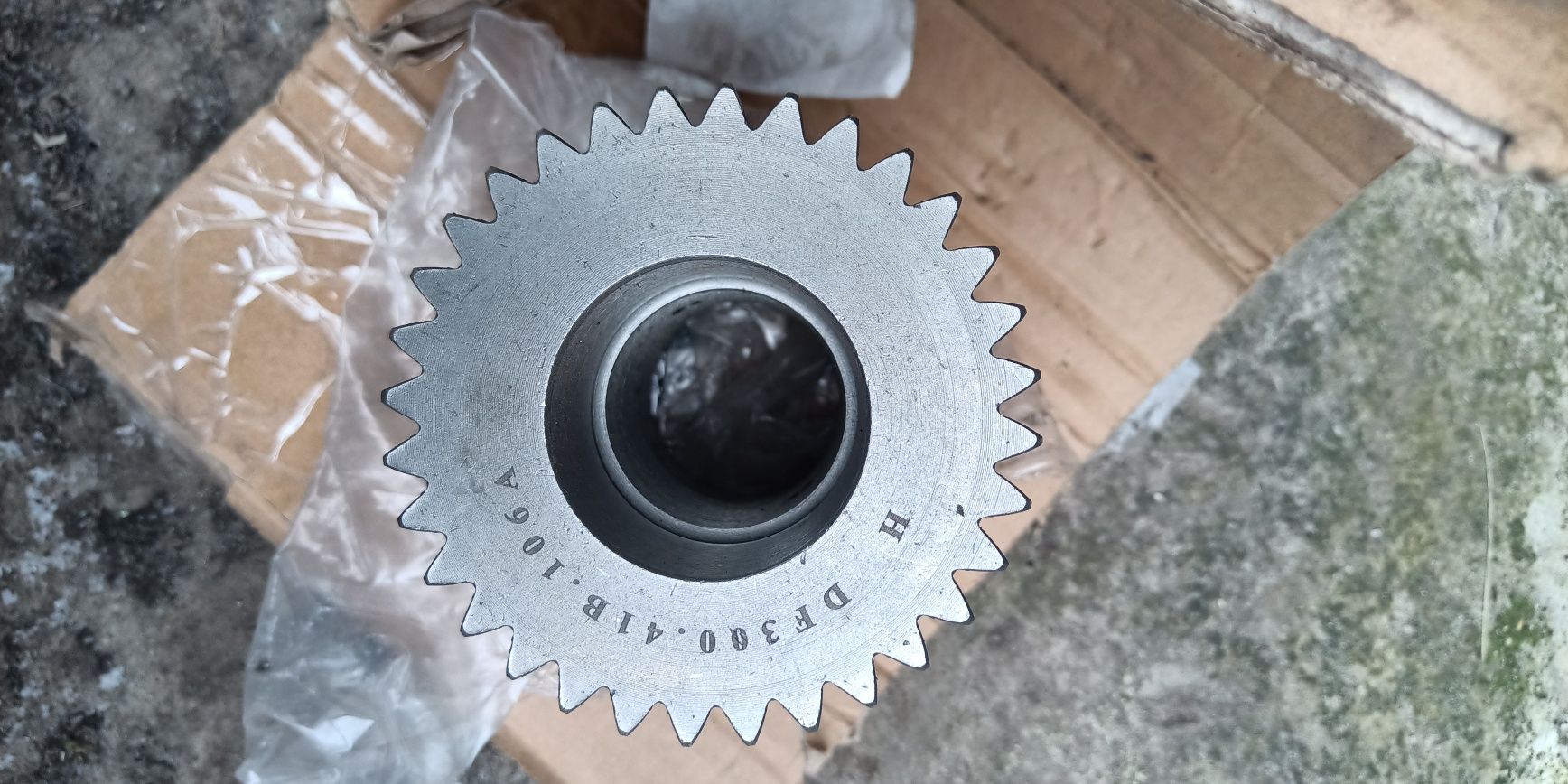 Шестерня промежуточная вала отбора мочности ВОМ Z32 z27 DF244 DF240