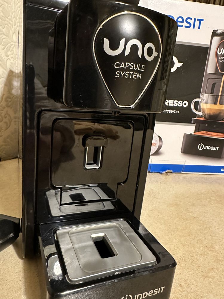 Кофеварка , кофемашина, кавоварка , кавомашина Indesit Uno