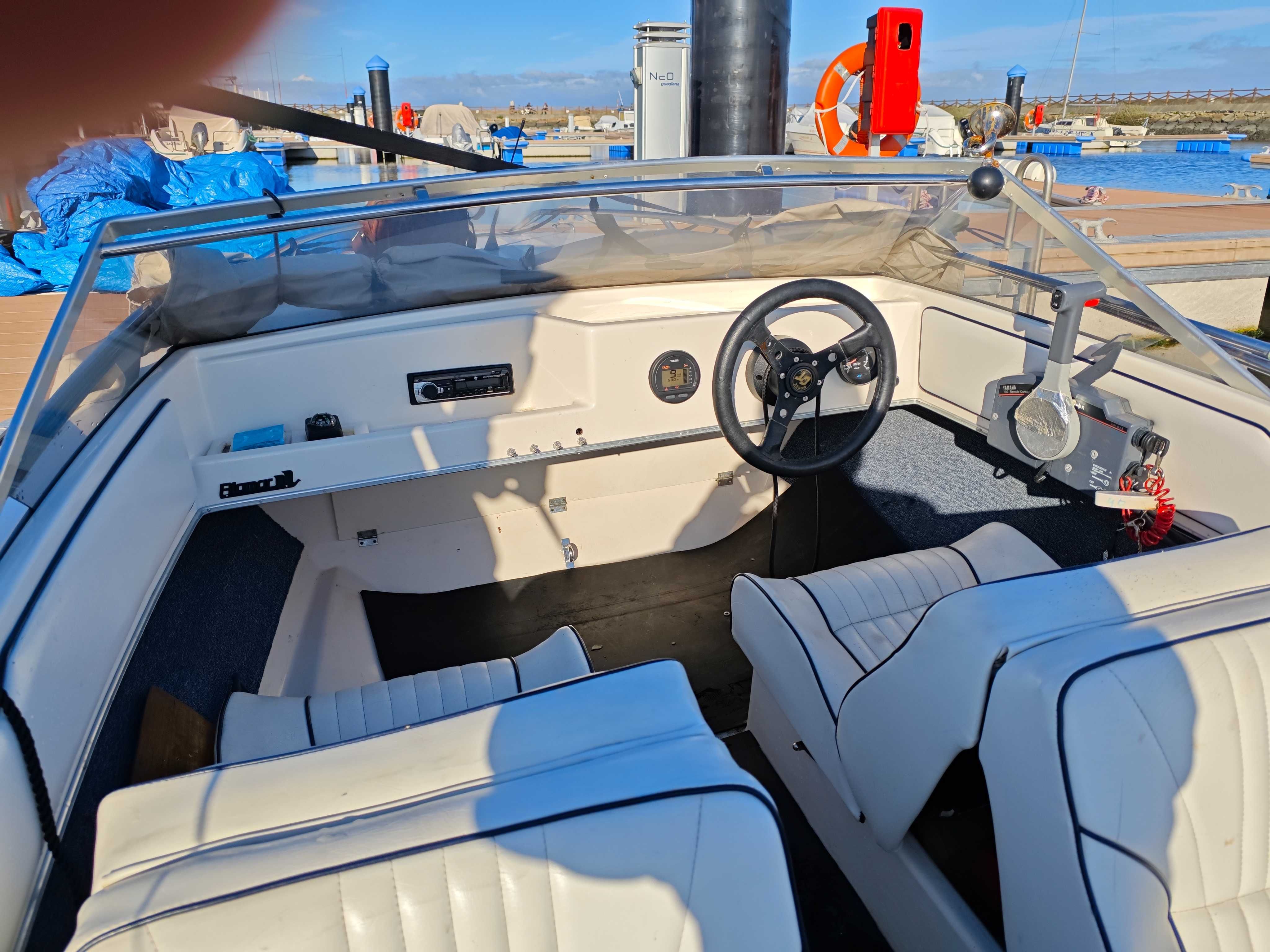 Barco de recreio de 6 lugares