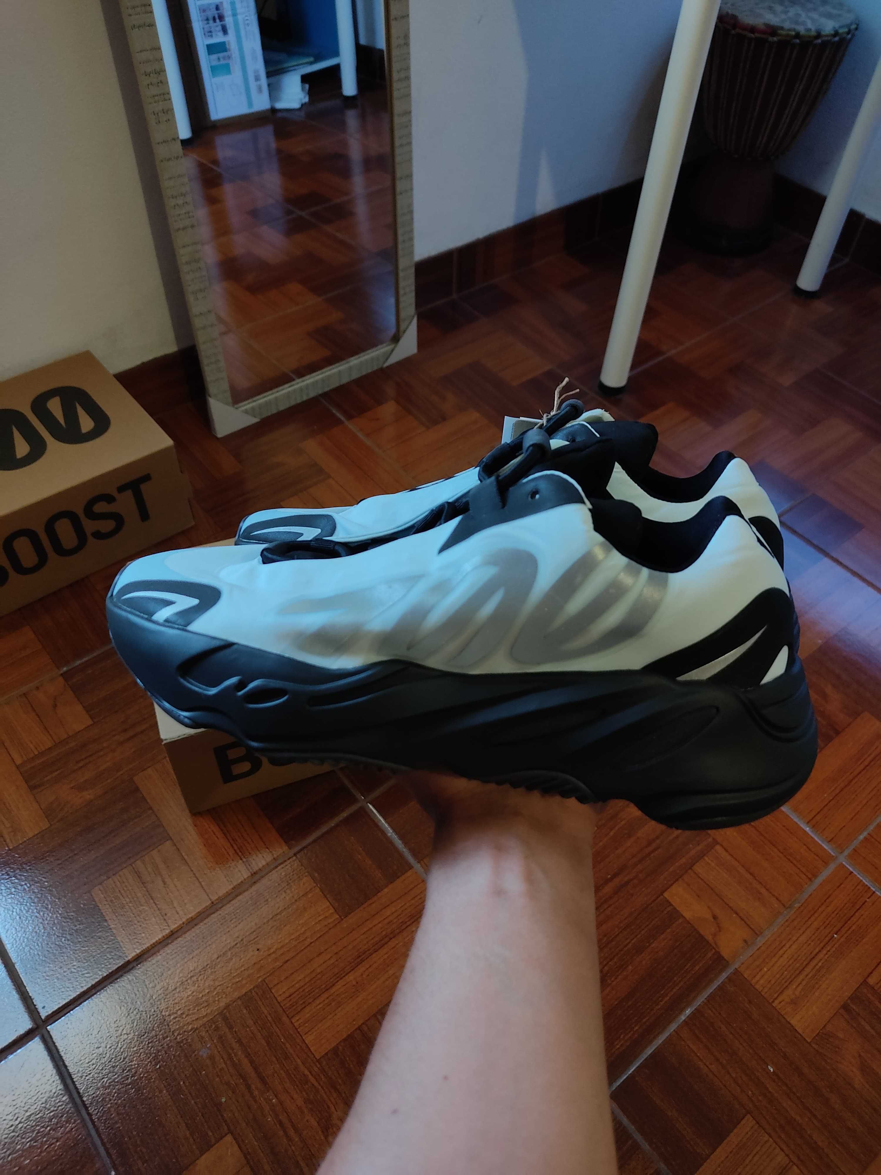 Adidas Yeezy 700 mnvn