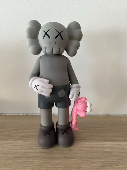 Boneco kaws.