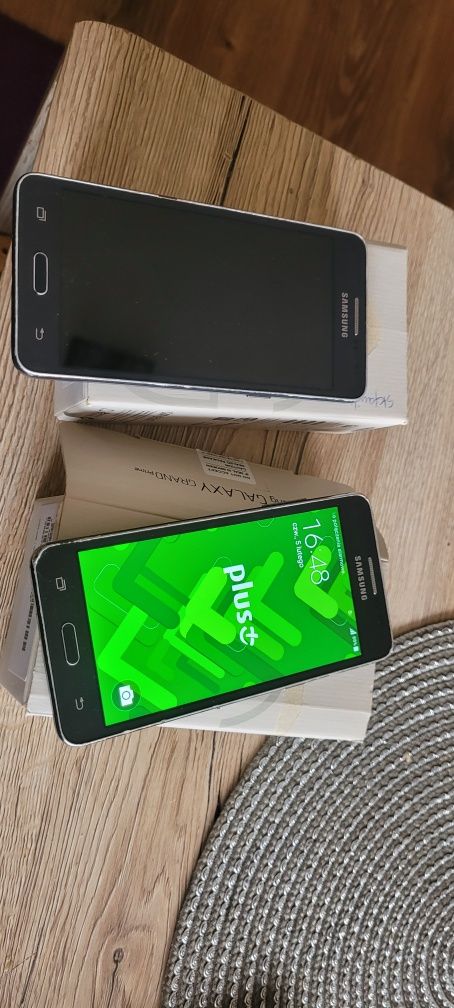 dwa smartfony samsung grand prime