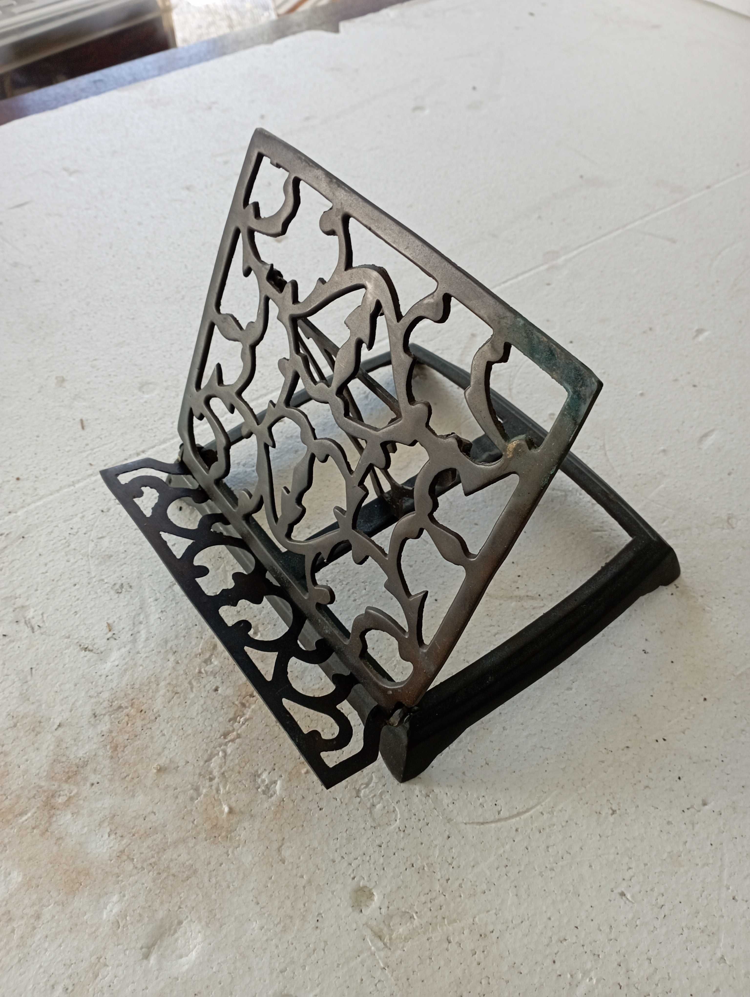 suporte para Bíblia ou outros, em metal trabalhado