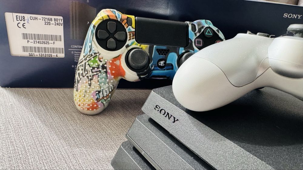 Sony Play Station 4 Pro 1 Tb + два геймпади + три гри PS4 CUH-7216B
