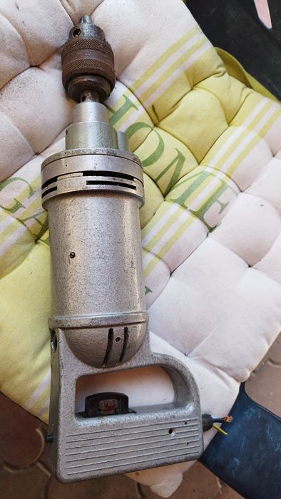 stara, metalowa wiertarka elektryczna. PRL
