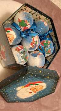 14 Bolas de Natal decoradas, com caixa de arrumação.