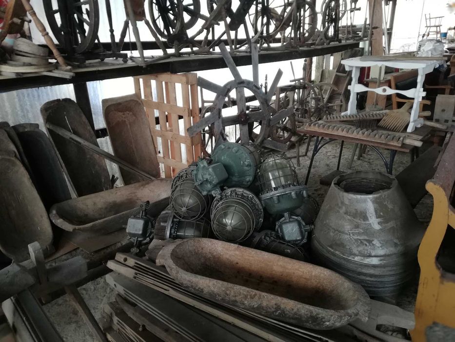 kredens stół szafa komoda krzesła stolik szafka skrzynia kufer łóżko