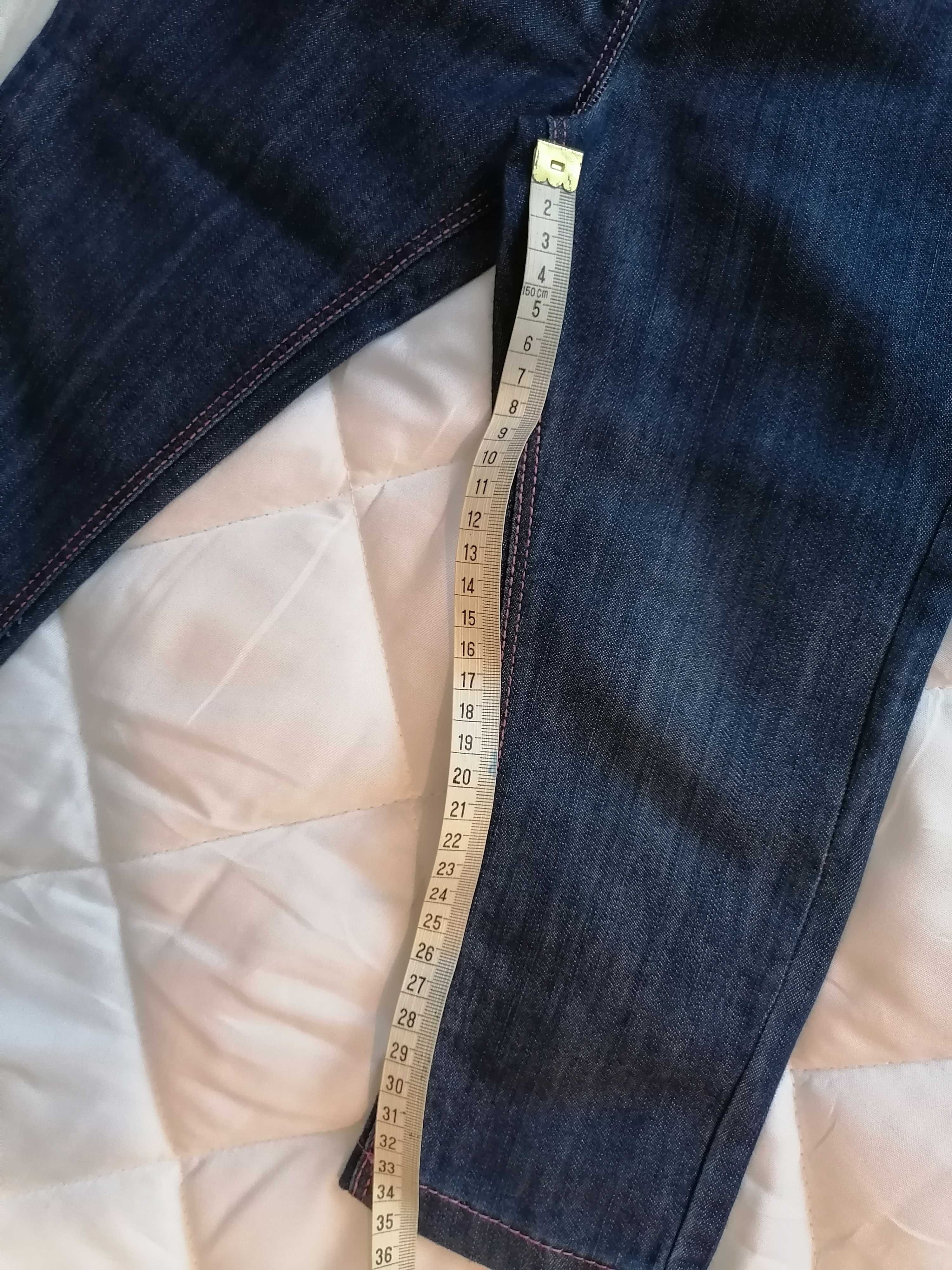 Bawełniane spodnie o fakturze dżinsu dla dziecka ok. 2-letniego