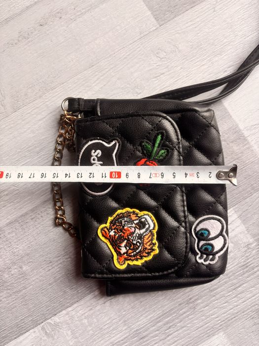 Reserved torebeczka mała malutka pikowana portfelik czarna naszywki