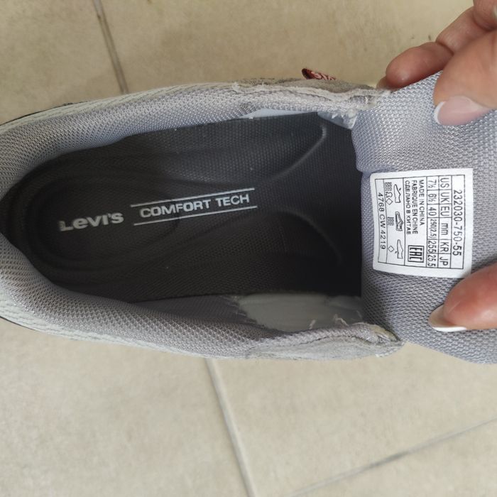 Продам оригинальные кроссовки Levi's 40 р