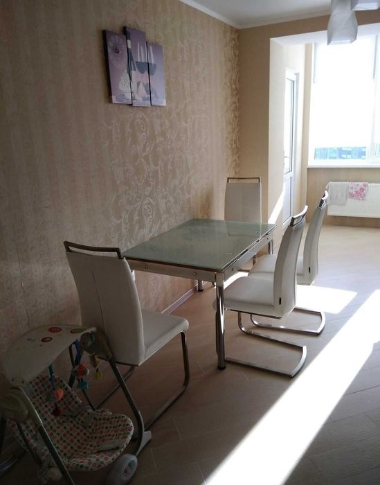 Простора 3-кімнатна квартира в новобудові на Озерній